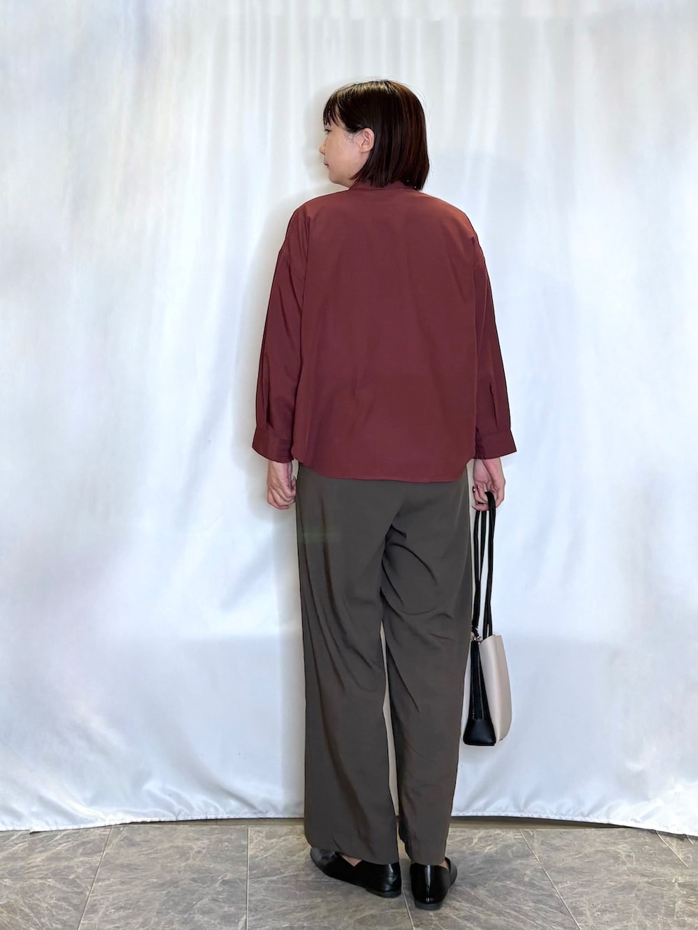 レッド系のシャツ/ブラウス、ホワイト系のTシャツ/カットソー、ブラウン系のその他パンツを着用したレディースの夏コーディネートの3枚目の写真