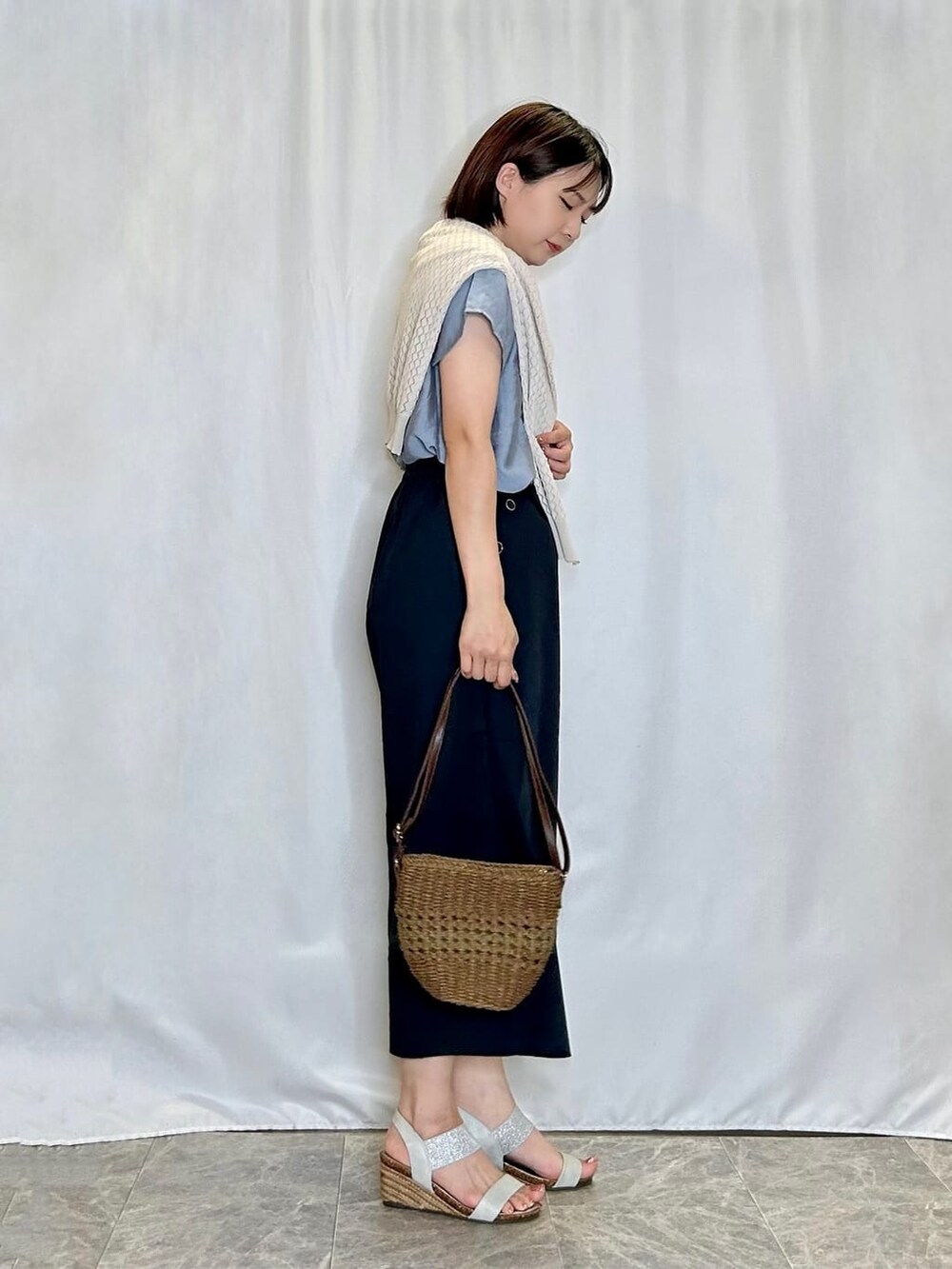 ベージュ系のカーディガン/ボレロ、ブルー系のシャツ/ブラウス、ブルー系のその他パンツを着用したレディースの夏コーディネートの2枚目の写真