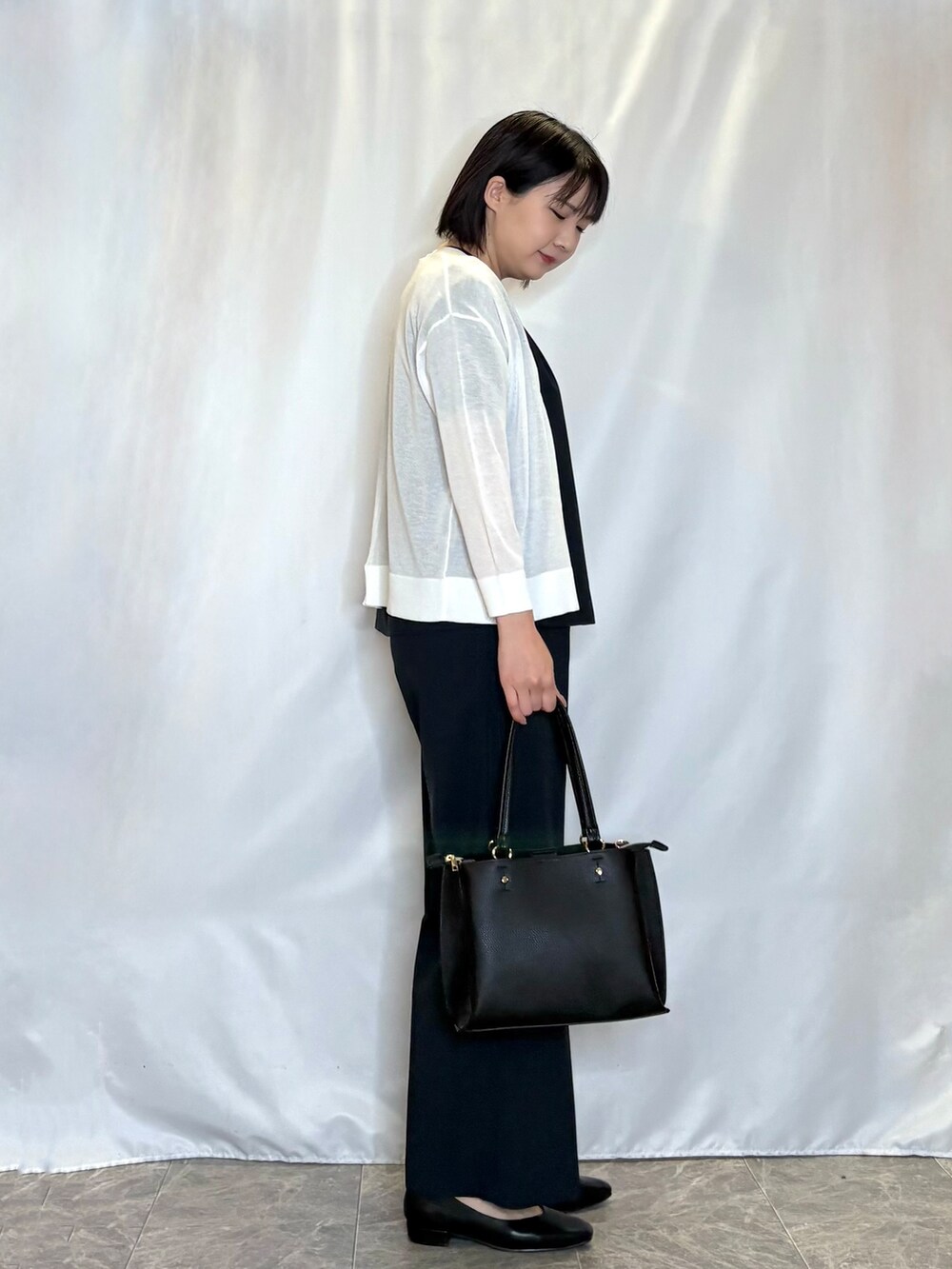 ホワイト系のカーディガン/ボレロ、ブルー系のシャツ/ブラウス、ブルー系のその他パンツを着用したレディースの春コーディネートの2枚目の写真