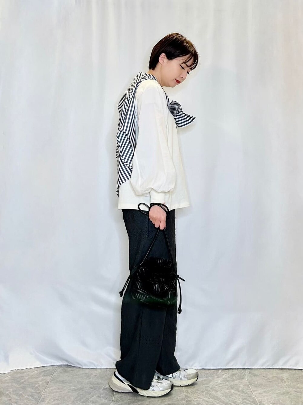 ブルー系のシャツ/ブラウス、ホワイト系のTシャツ/カットソー、グレー系のその他パンツを着用したレディースの春コーディネートの2枚目の写真