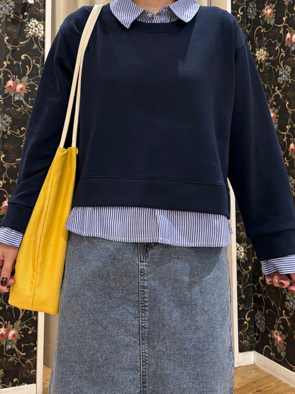 ブルー系のTシャツ/カットソー、ブルー系のデニムスカート、イエロー系のトートバッグを着用したレディースの秋コーディネートの4枚目の写真