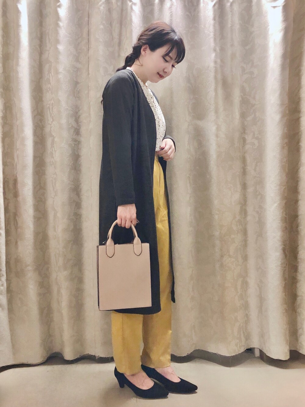 イエロー系のその他パンツ、ブラック系のパンプス、グレー系のショルダーバッグを着用したレディースの秋コーディネートの2枚目の写真