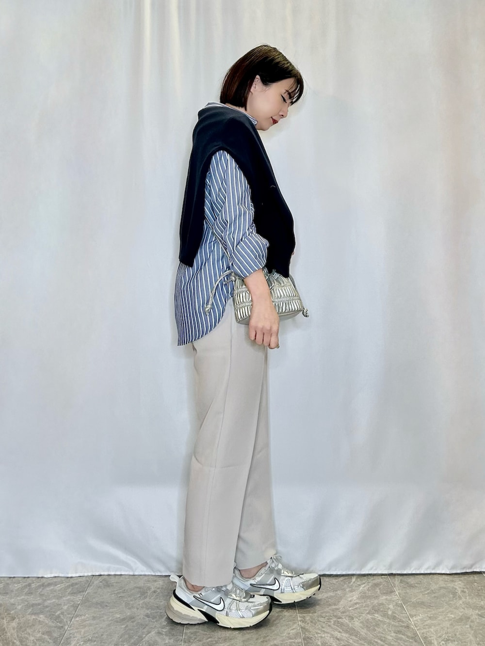 ベージュ系のその他パンツ、シルバー系のショルダーバッグ、ブルー系のシャツ/ブラウスを着用したレディースの冬コーディネートの2枚目の写真