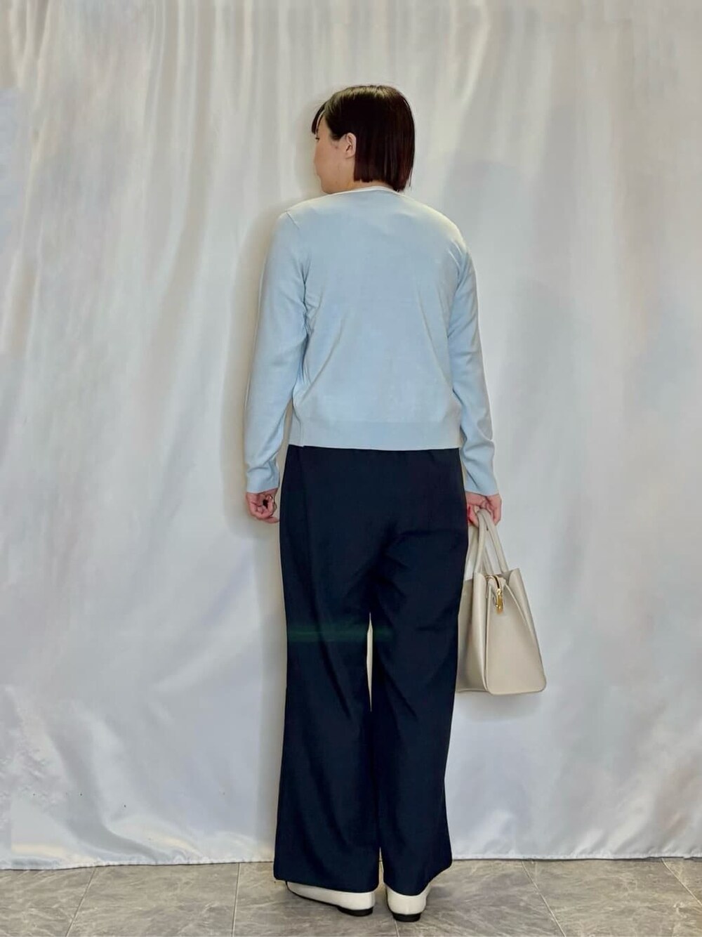 ブルー系のカーディガン/ボレロ、ブルー系のニット/セーター、ブルー系のその他パンツを着用したレディースの春コーディネートの3枚目の写真