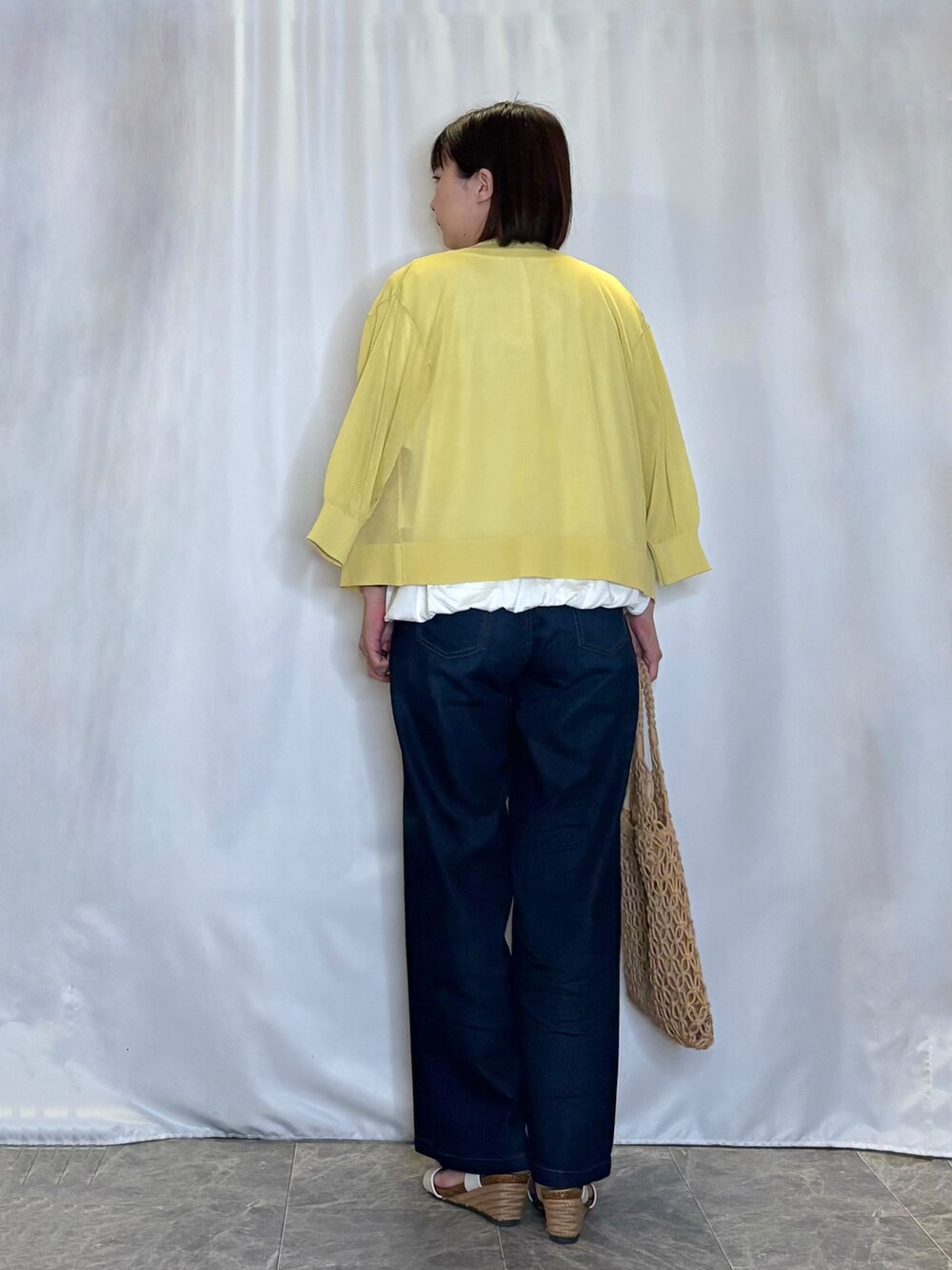 イエロー系のカーディガン/ボレロ、ホワイト系のTシャツ/カットソー、ブルー系のその他パンツを着用したレディースの夏コーディネートの3枚目の写真