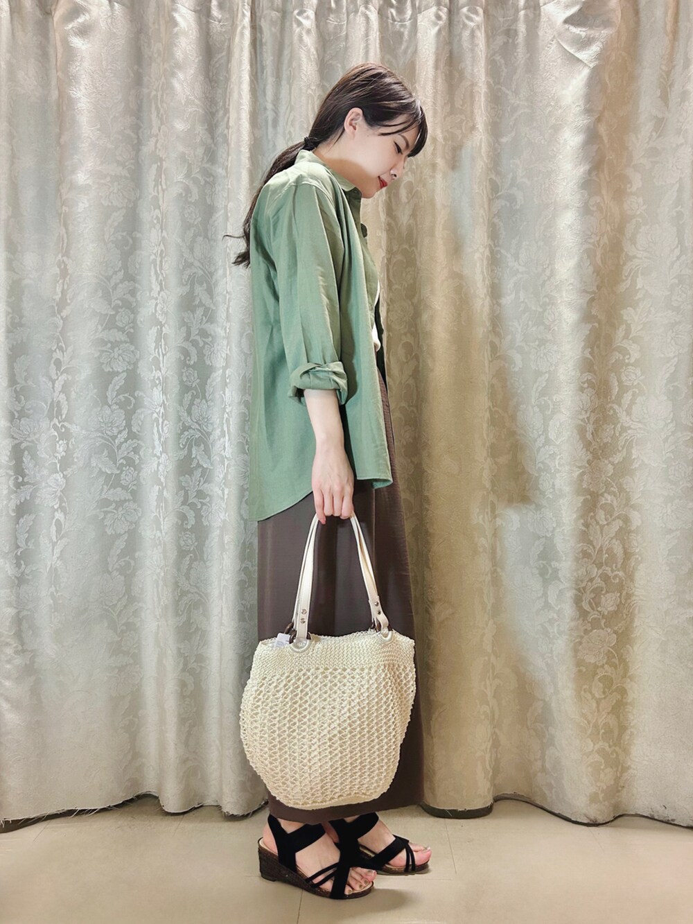 ホワイト系のタンクトップ、グリーン系のシャツ/ブラウス、ホワイト系のトートバッグを着用したレディースの夏コーディネートの2枚目の写真