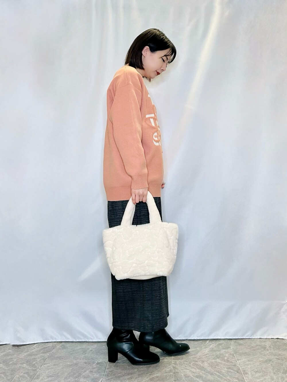 グレー系のその他パンツ、ベージュ系のトートバッグ、ブラック系のブーツを着用したレディースの冬コーディネートの2枚目の写真