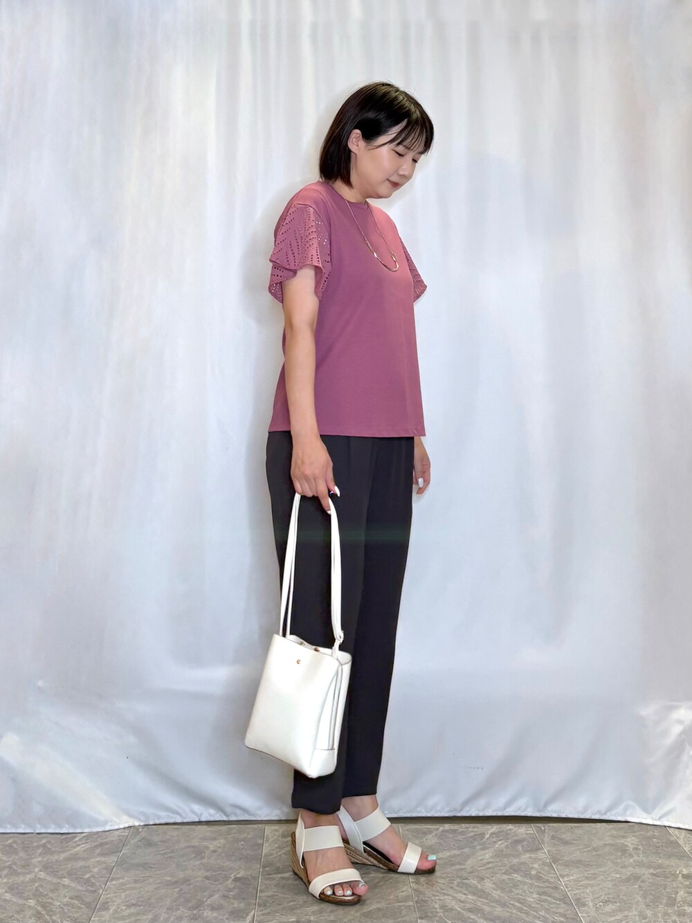 ピンク系のTシャツ/カットソー、グレー系のその他パンツ、ホワイト系のサンダルを着用したレディースの夏コーディネートの3枚目の写真