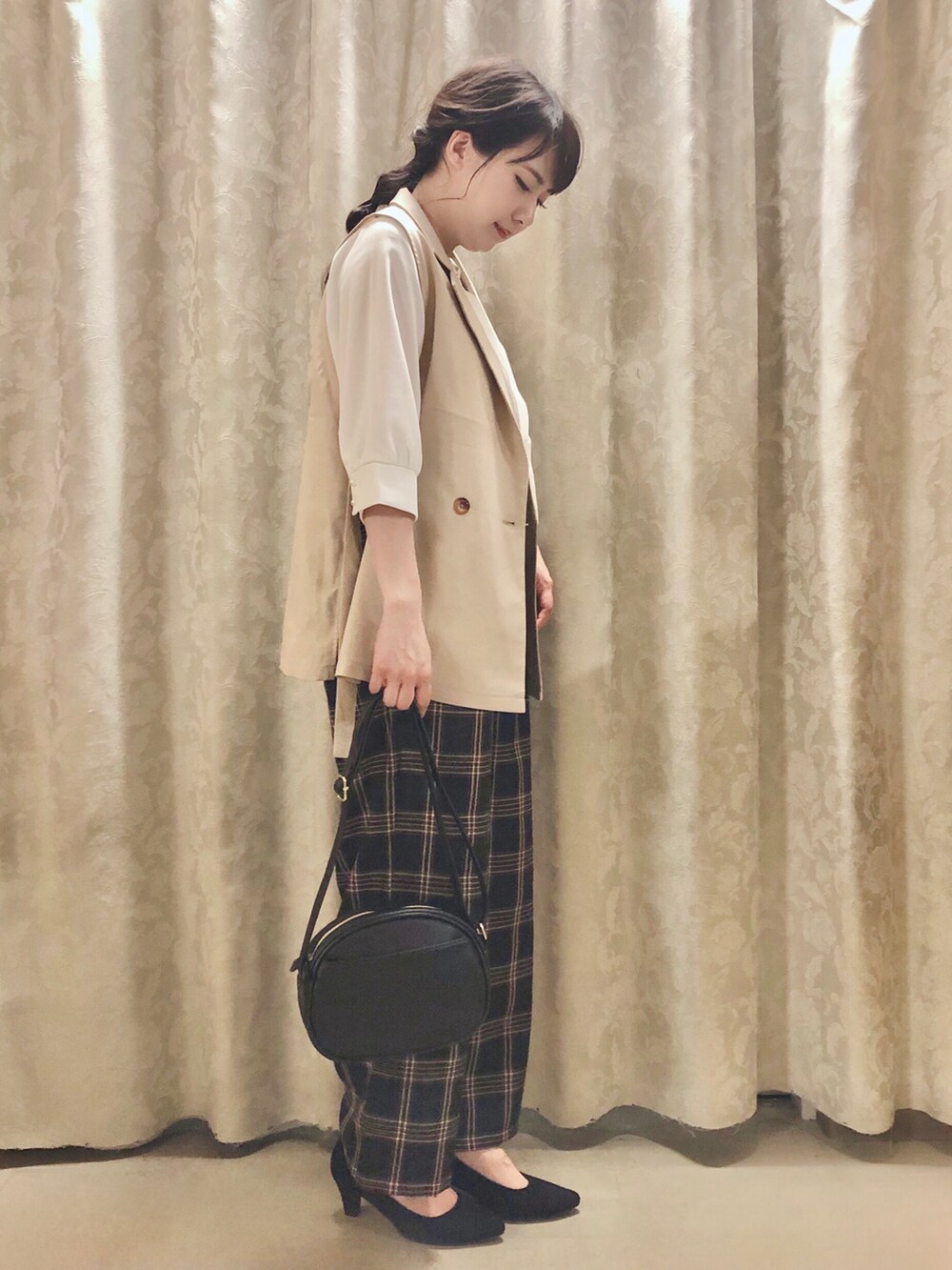 ブラック系のショルダーバッグ、ブラック系のパンプス、ブラック系のその他パンツを着用したレディースの秋コーディネートの2枚目の写真