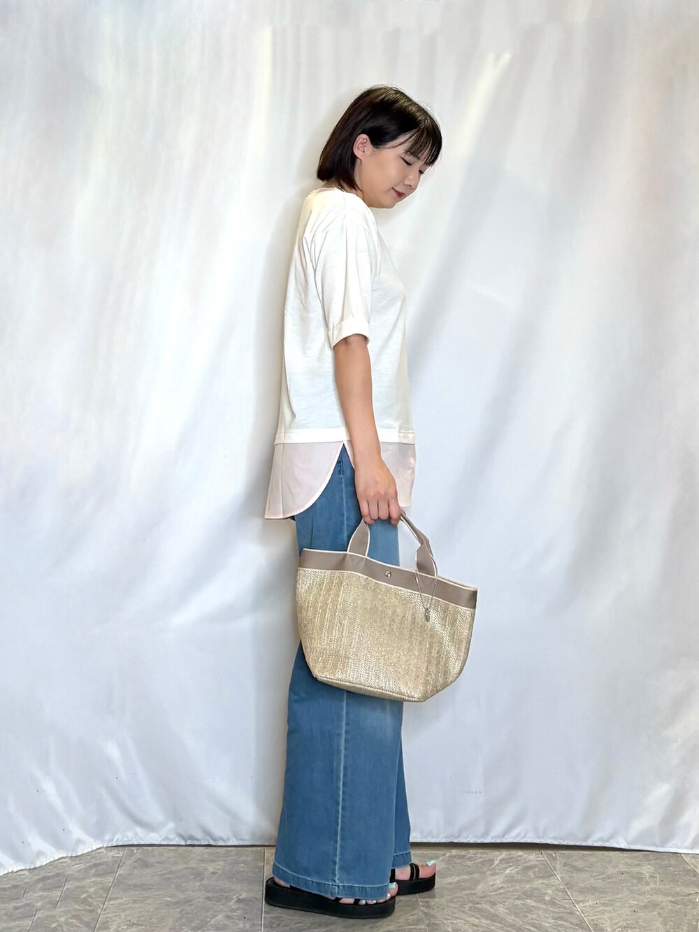 ホワイト系のTシャツ/カットソー、ブルー系のその他パンツ、ブラック系のサンダルを着用したレディースの夏コーディネートの2枚目の写真