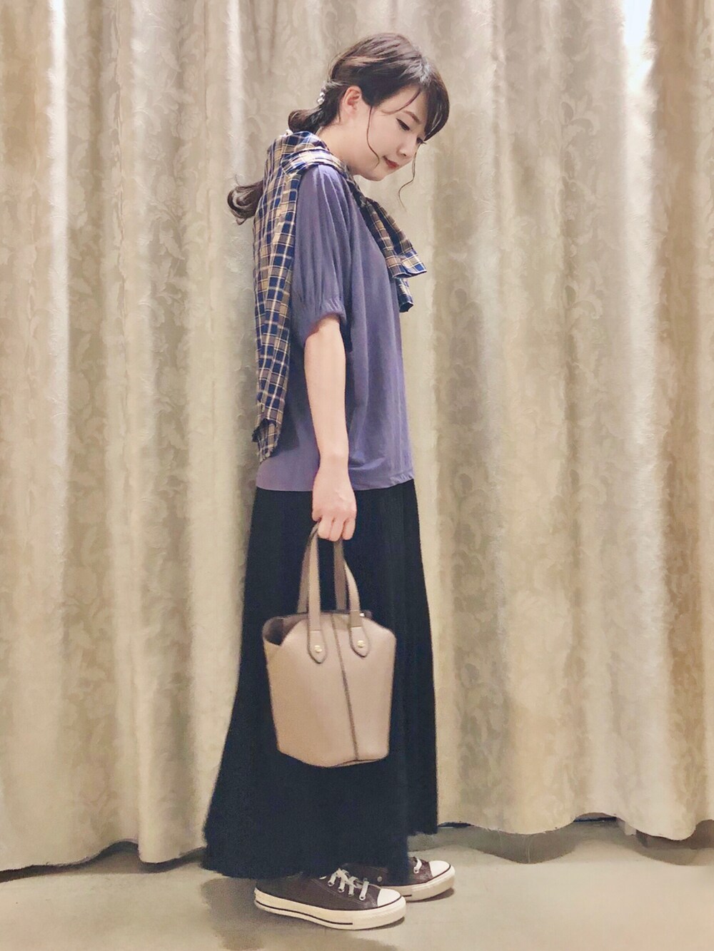 ベージュ系のトートバッグ、ブラック系のスカート、パープル系のTシャツ/カットソーを着用したレディースの夏コーディネートの2枚目の写真