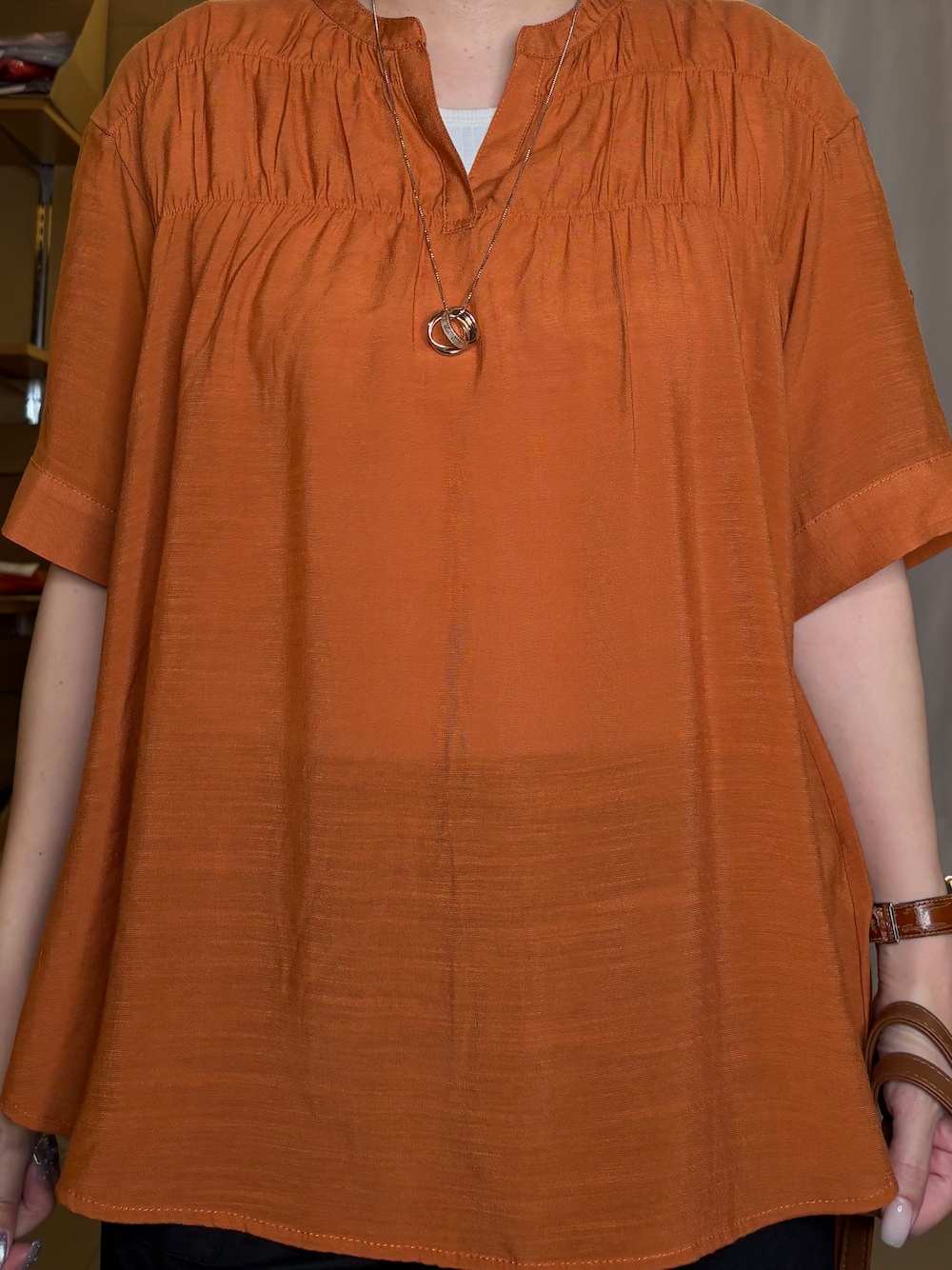 オレンジ系のシャツ/ブラウス、ホワイト系のタンクトップ、ブラック系のスカートを着用したレディースの夏コーディネートの5枚目の写真