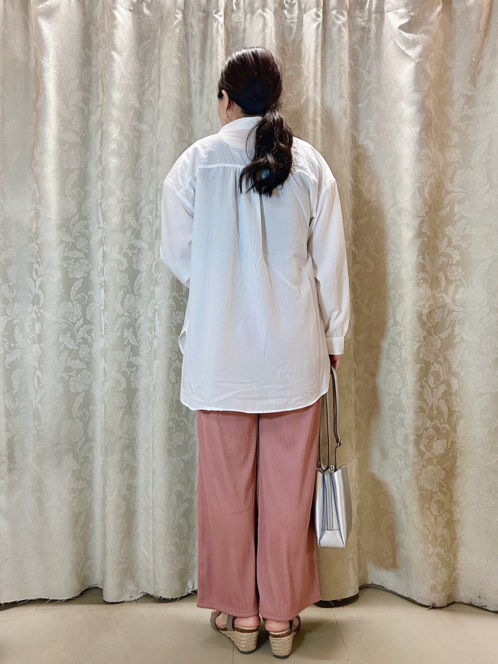 ホワイト系のシャツ/ブラウス、ブラック系のタンクトップ、ブラウン系のサンダルを着用したレディースの春コーディネートの3枚目の写真