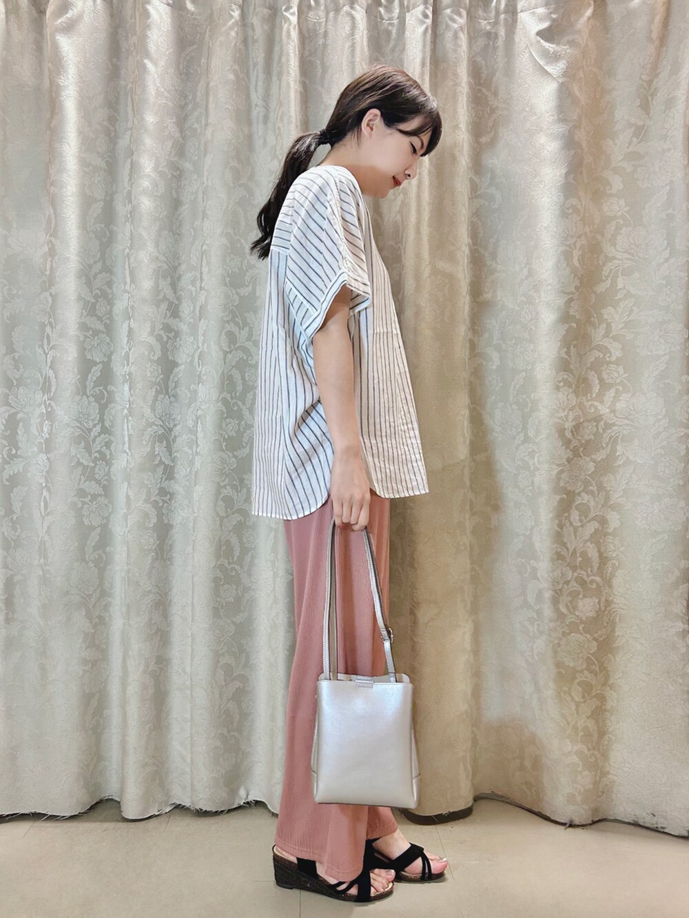 ピンク系のその他パンツ、ブルー系のシャツ/ブラウス、シルバー系のショルダーバッグを着用したレディースの春コーディネートの2枚目の写真