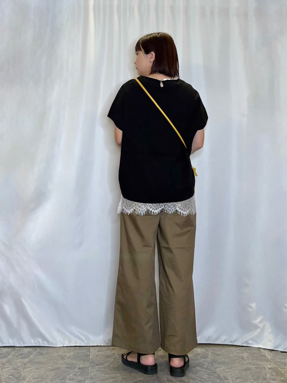 ブラック系のTシャツ/カットソー、ホワイト系のタンクトップ、ベージュ系のその他パンツを着用したレディースの夏コーディネートの5枚目の写真