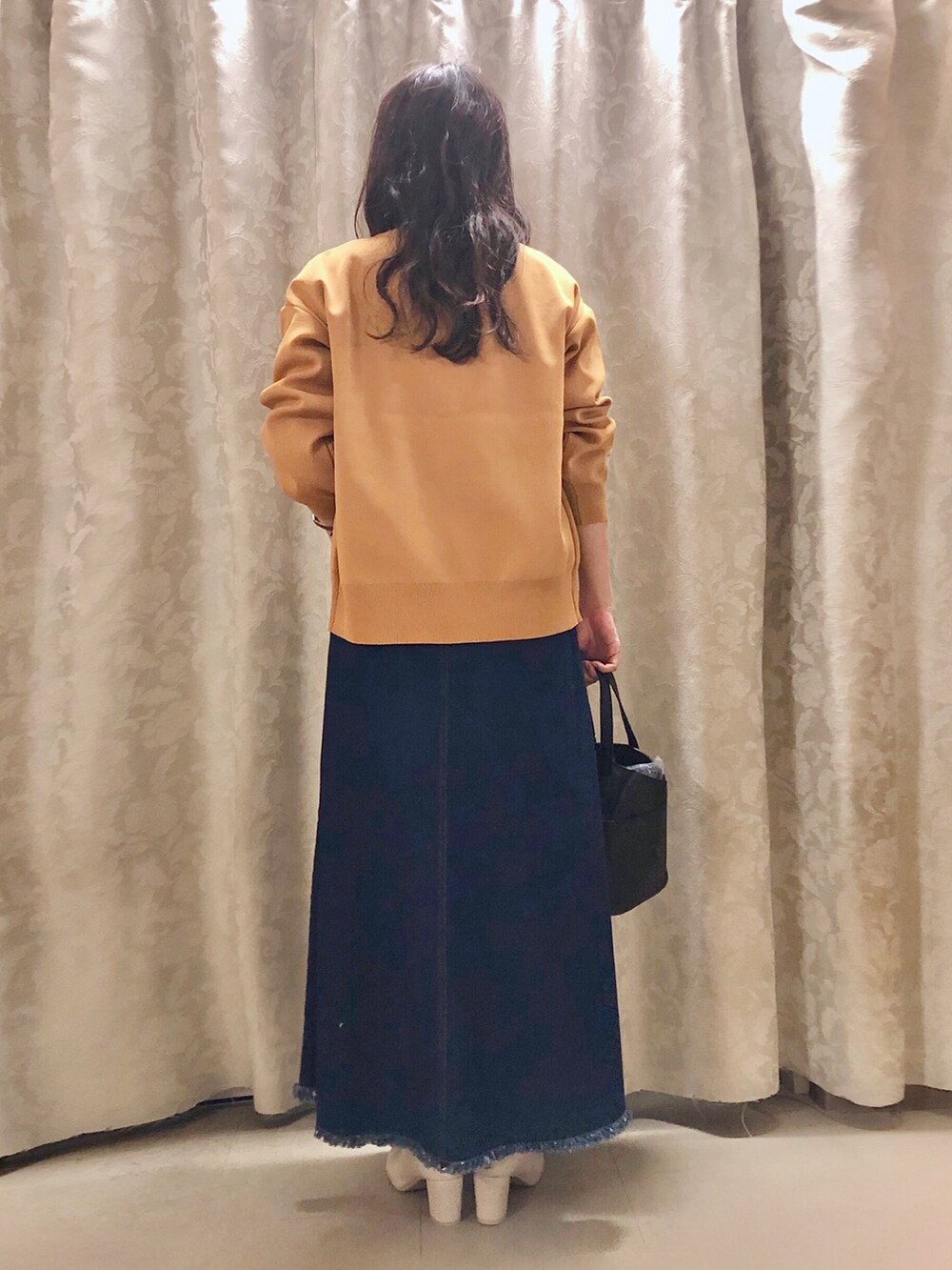 ブラック系のTシャツ/カットソー、イエロー系のカーディガン/ボレロ、ブラック系のトートバッグを着用したレディースの秋コーディネートの3枚目の写真