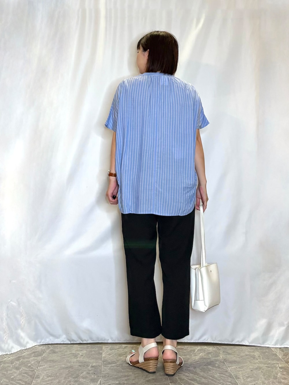 ブルー系のシャツ/ブラウス、ブラック系のその他パンツ、ホワイト系のサンダルを着用したレディースの夏コーディネートの4枚目の写真