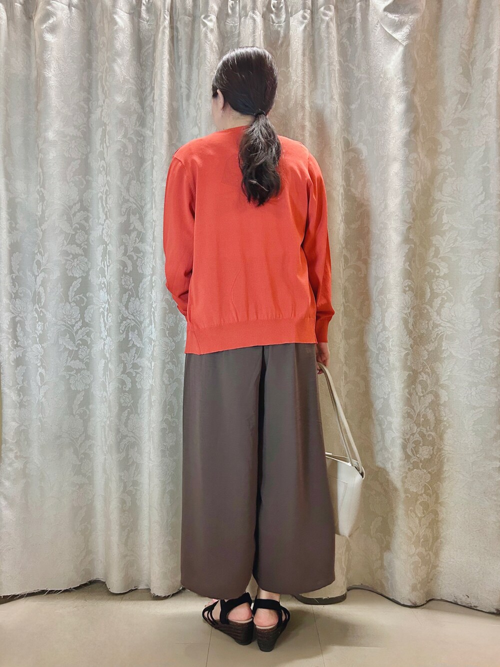 ブラック系のサンダル、ブラウン系のその他パンツ、グレー系のショルダーバッグを着用したレディースの春コーディネートの3枚目の写真