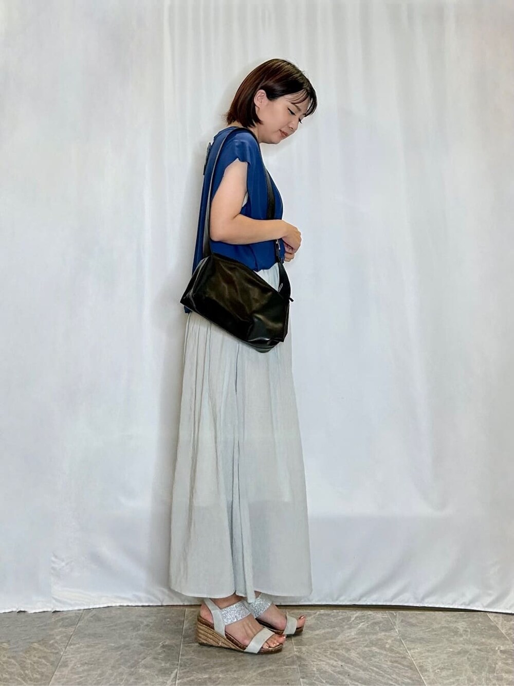 ブルー系のTシャツ/カットソー、グリーン系のその他パンツ、シルバー系のサンダルを着用したレディースの夏コーディネートの2枚目の写真
