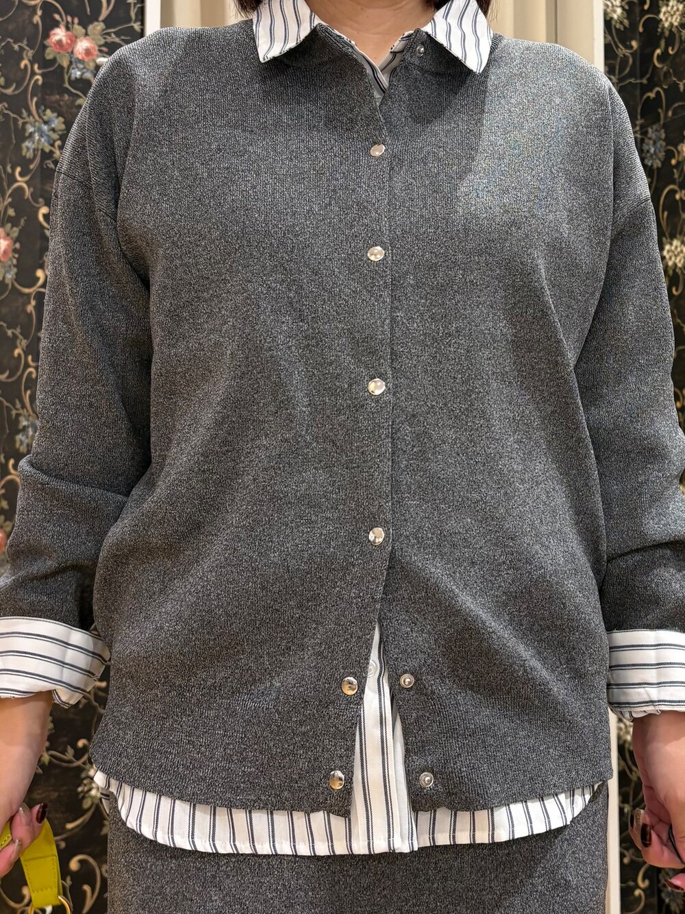 グレー系のカーディガン/ボレロ、ホワイト系のシャツ/ブラウス、グレー系のスカートを着用したレディースの秋コーディネートの4枚目の写真