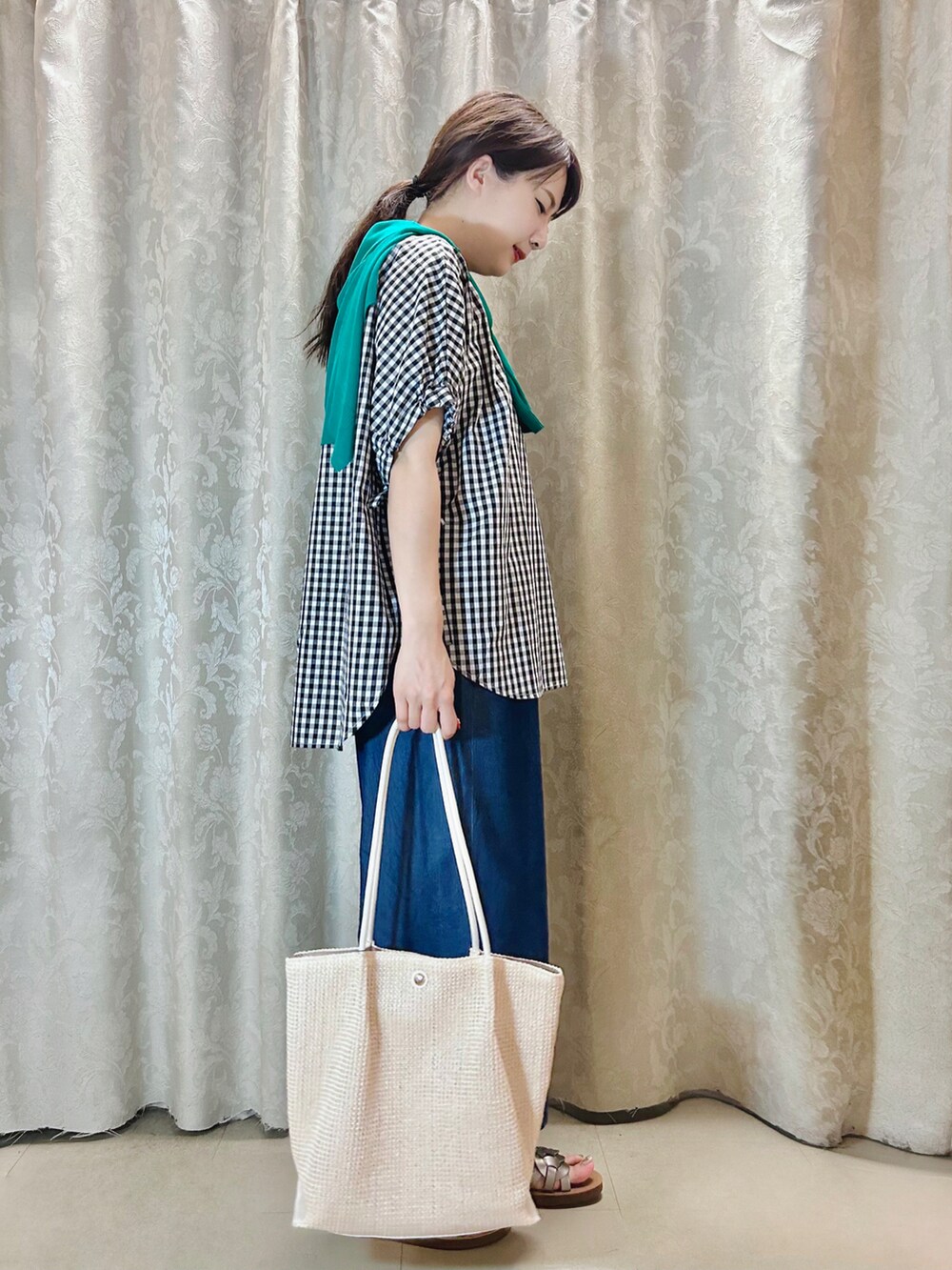 ブラック系のシャツ/ブラウス、グリーン系のカーディガン/ボレロ、その他のサンダルを着用したレディースの夏コーディネートの2枚目の写真