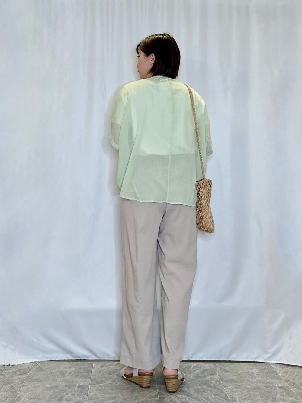 グリーン系のシャツ/ブラウス、ホワイト系のTシャツ/カットソー、ベージュ系のその他パンツを着用したレディースの夏コーディネートの3枚目の写真