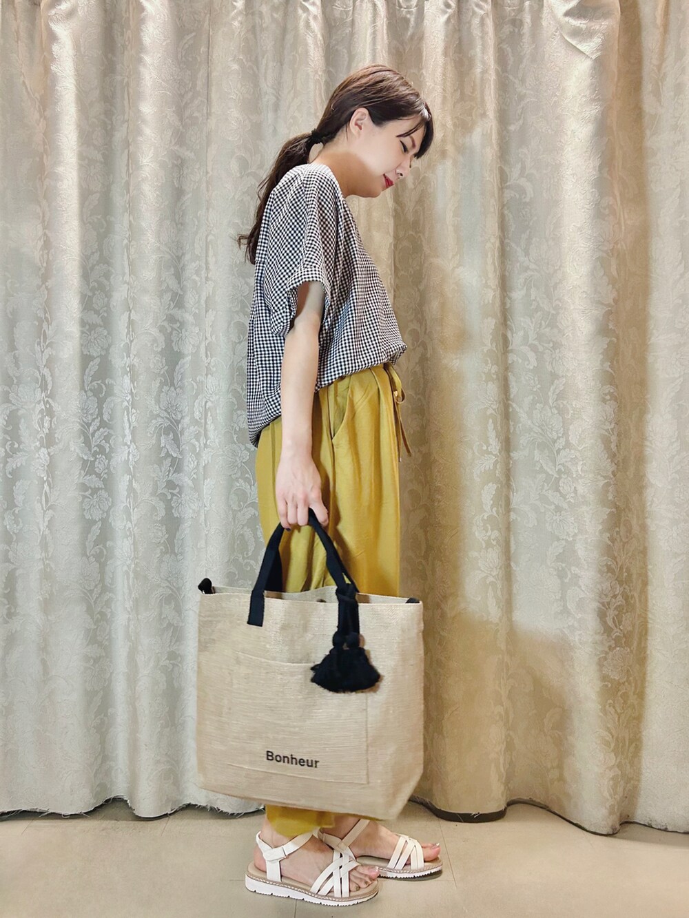 ブラック系のシャツ/ブラウス、イエロー系のその他パンツ、ホワイト系のサンダルを着用したレディースの夏コーディネートの2枚目の写真