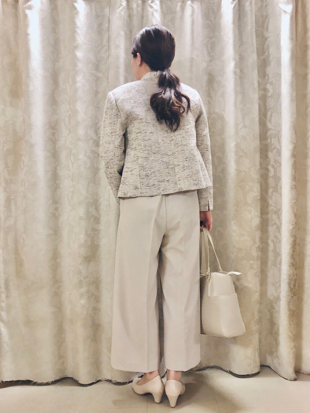 ホワイト系のトートバッグ、ベージュ系のパンプス、ベージュ系のその他パンツを着用したレディースの春コーディネートの3枚目の写真