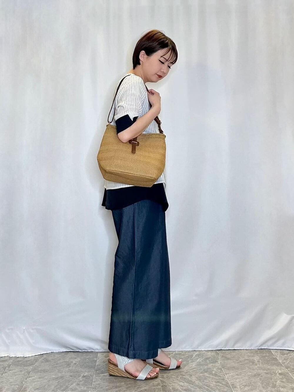 ホワイト系のTシャツ/カットソー、ブルー系のその他パンツ、シルバー系のサンダルを着用したレディースの春コーディネートの2枚目の写真