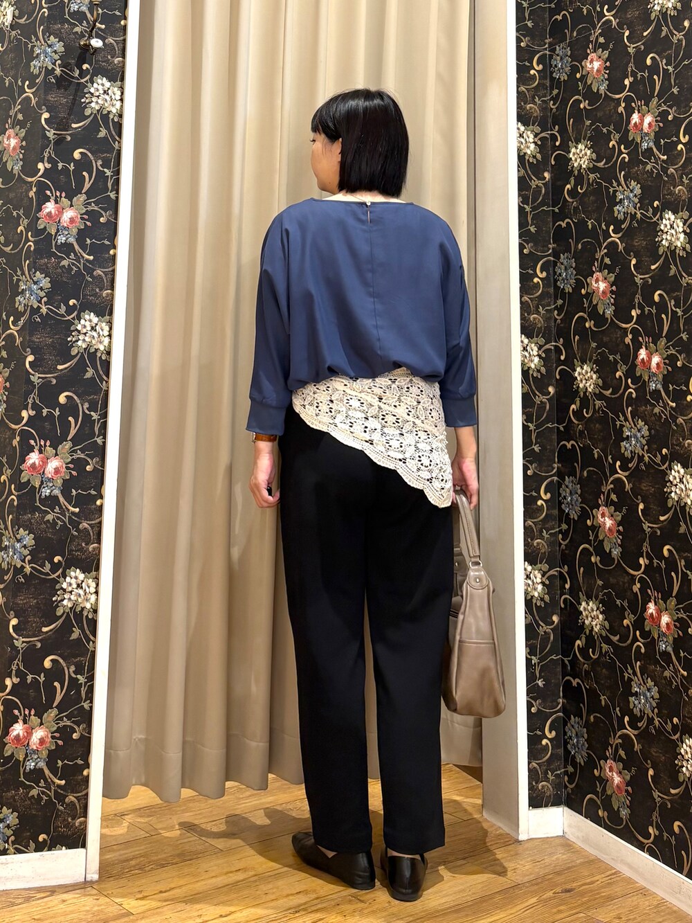ブルー系のシャツ/ブラウス、ブラック系のその他パンツ、ブラウン系のショルダーバッグを着用したレディースの秋コーディネートの3枚目の写真