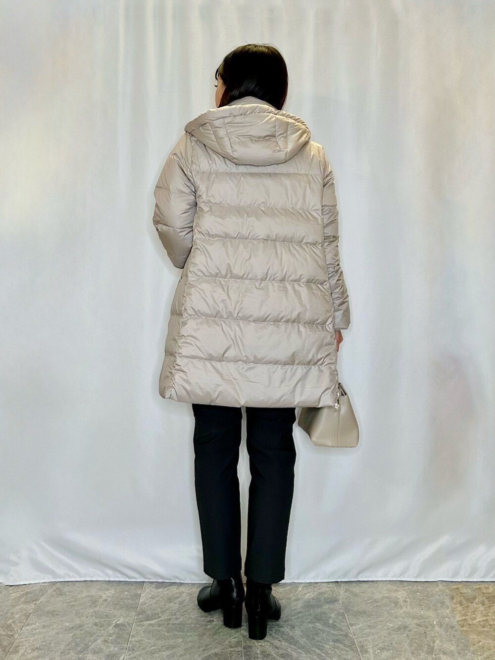 グレー系のその他パンツ、ブラック系のブーツ、グレー系のトートバッグを着用したレディースの冬コーディネートの3枚目の写真