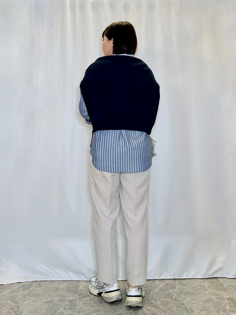 ベージュ系のその他パンツ、シルバー系のショルダーバッグ、ブルー系のシャツ/ブラウスを着用したレディースの冬コーディネートの3枚目の写真
