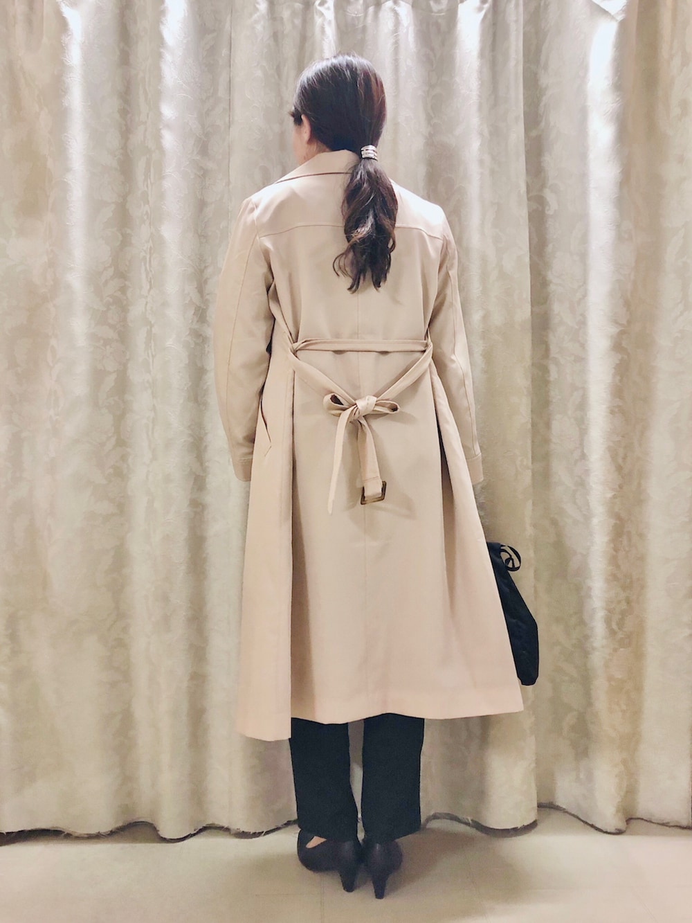 ブラック系のノーカラージャケット、ベージュ系のトレンチコート、ブラック系のパンプスを着用したレディースの春コーディネートの3枚目の写真