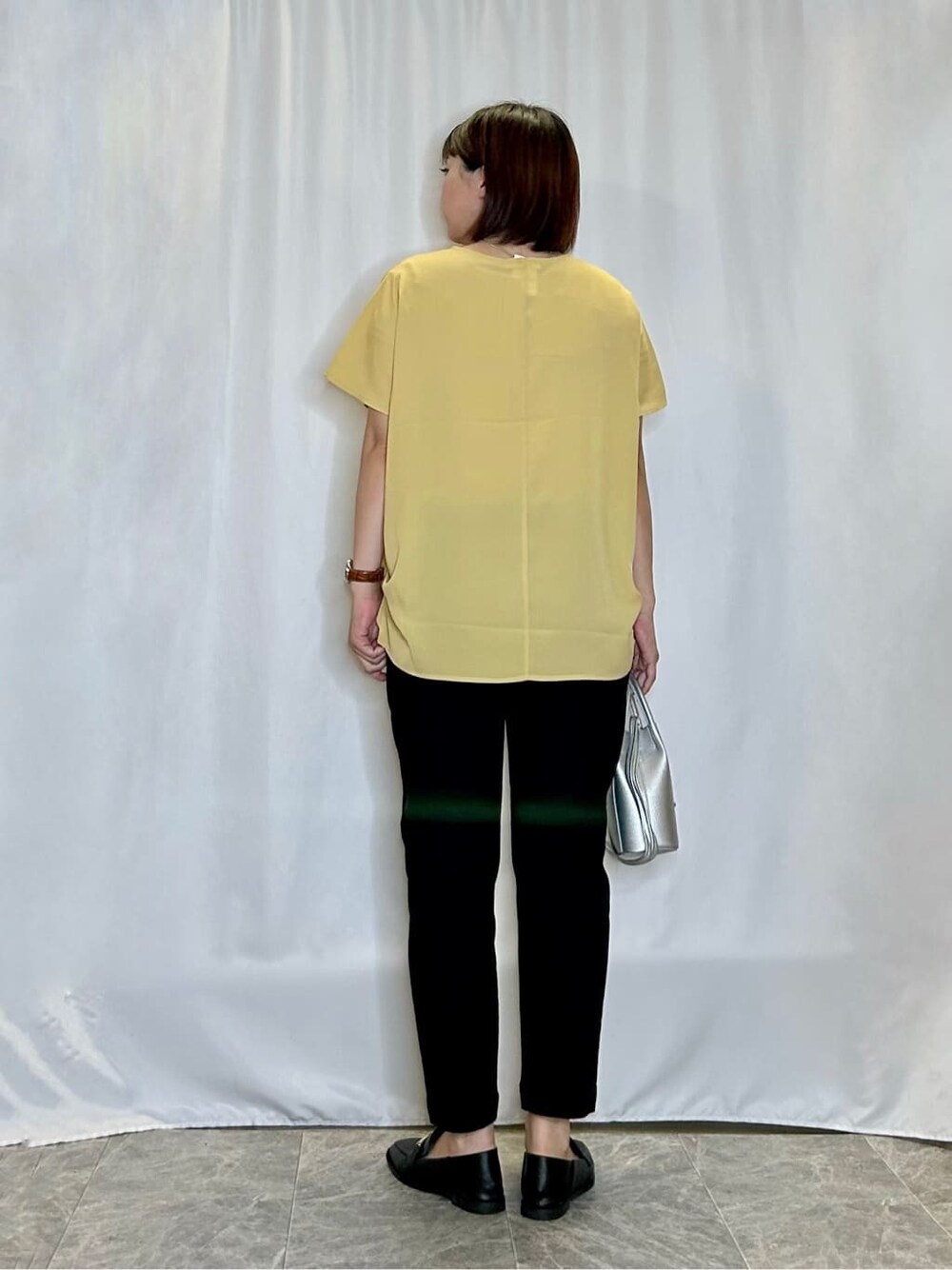 イエロー系のシャツ/ブラウス、ブラック系のその他パンツ、ブラック系のその他シューズを着用したレディースの夏コーディネートの3枚目の写真
