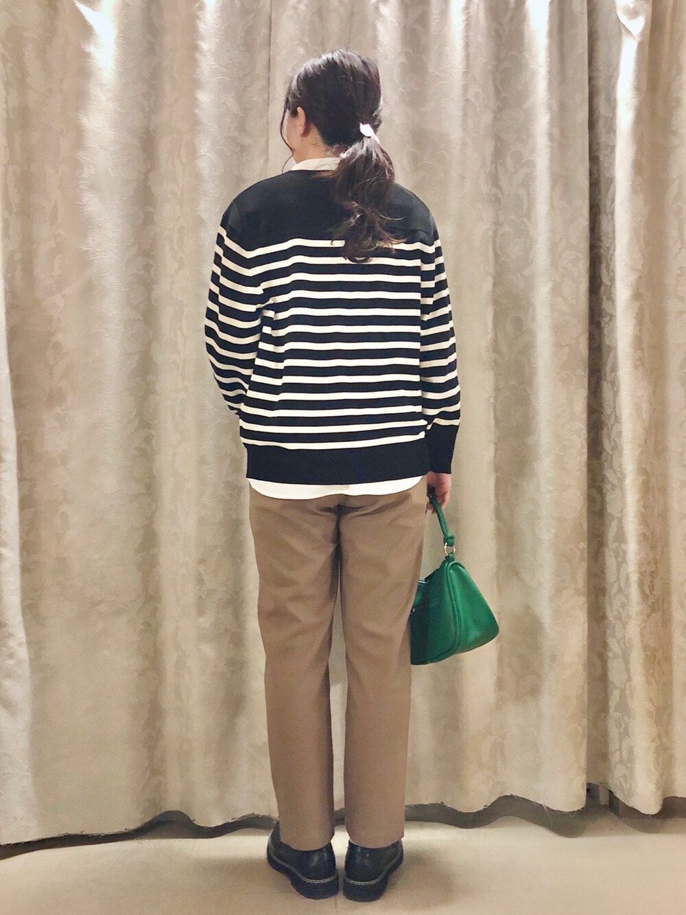 ブラック系のドレスシューズ、ブラウン系のその他パンツ、グリーン系のショルダーバッグを着用したレディースの秋コーディネートの3枚目の写真