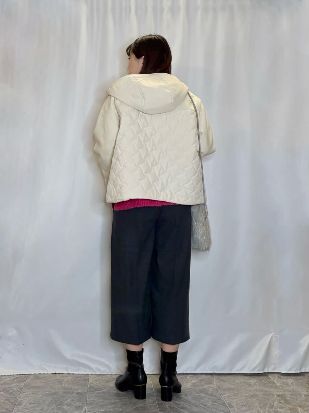 ホワイト系のブルゾン、ピンク系のニット/セーター、グレー系のその他パンツを着用したレディースの冬コーディネートの3枚目の写真