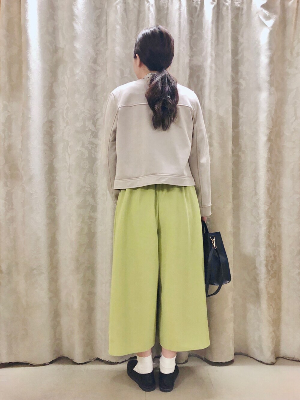 ホワイト系のシャツ/ブラウス、グレー系のノーカラージャケット、ブラック系のスニーカーを着用したレディースの冬コーディネートの3枚目の写真