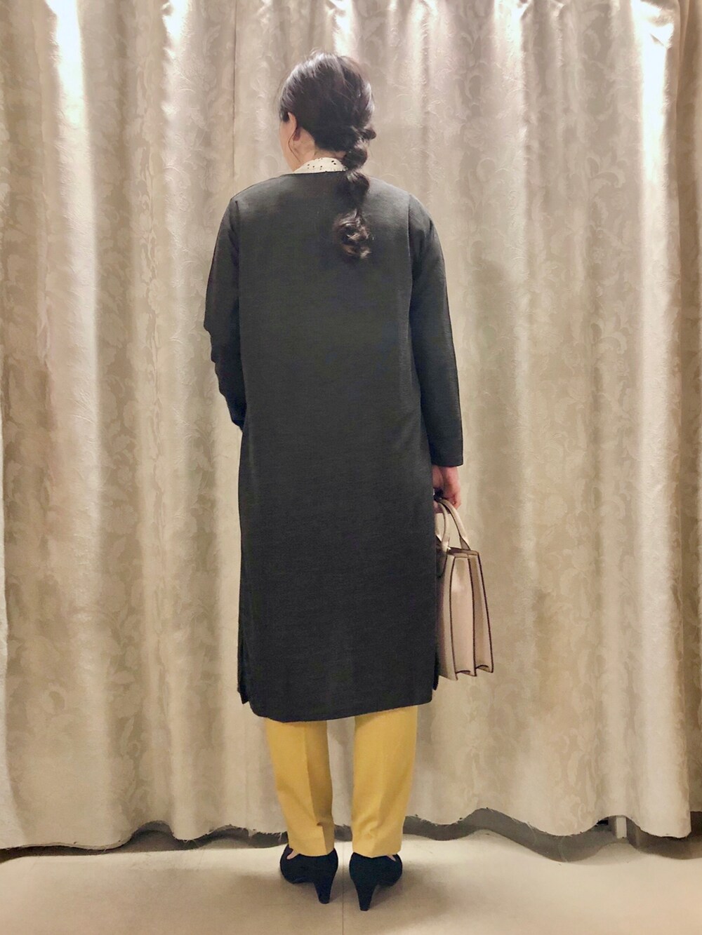 イエロー系のその他パンツ、ブラック系のパンプス、グレー系のショルダーバッグを着用したレディースの秋コーディネートの3枚目の写真