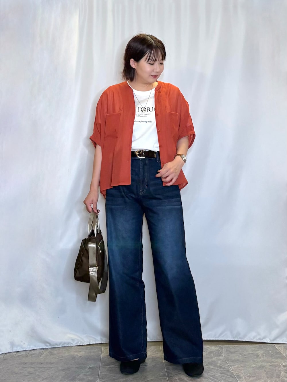 オレンジ系のシャツ/ブラウス、ホワイト系のTシャツ/カットソー、ブルー系のその他パンツを着用したレディースの夏コーディネートの2枚目の写真