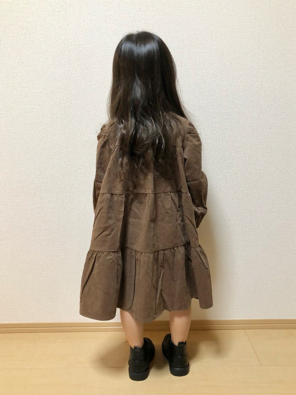 ブラウン系のワンピースを着用したレディースの秋コーディネートの3枚目の写真