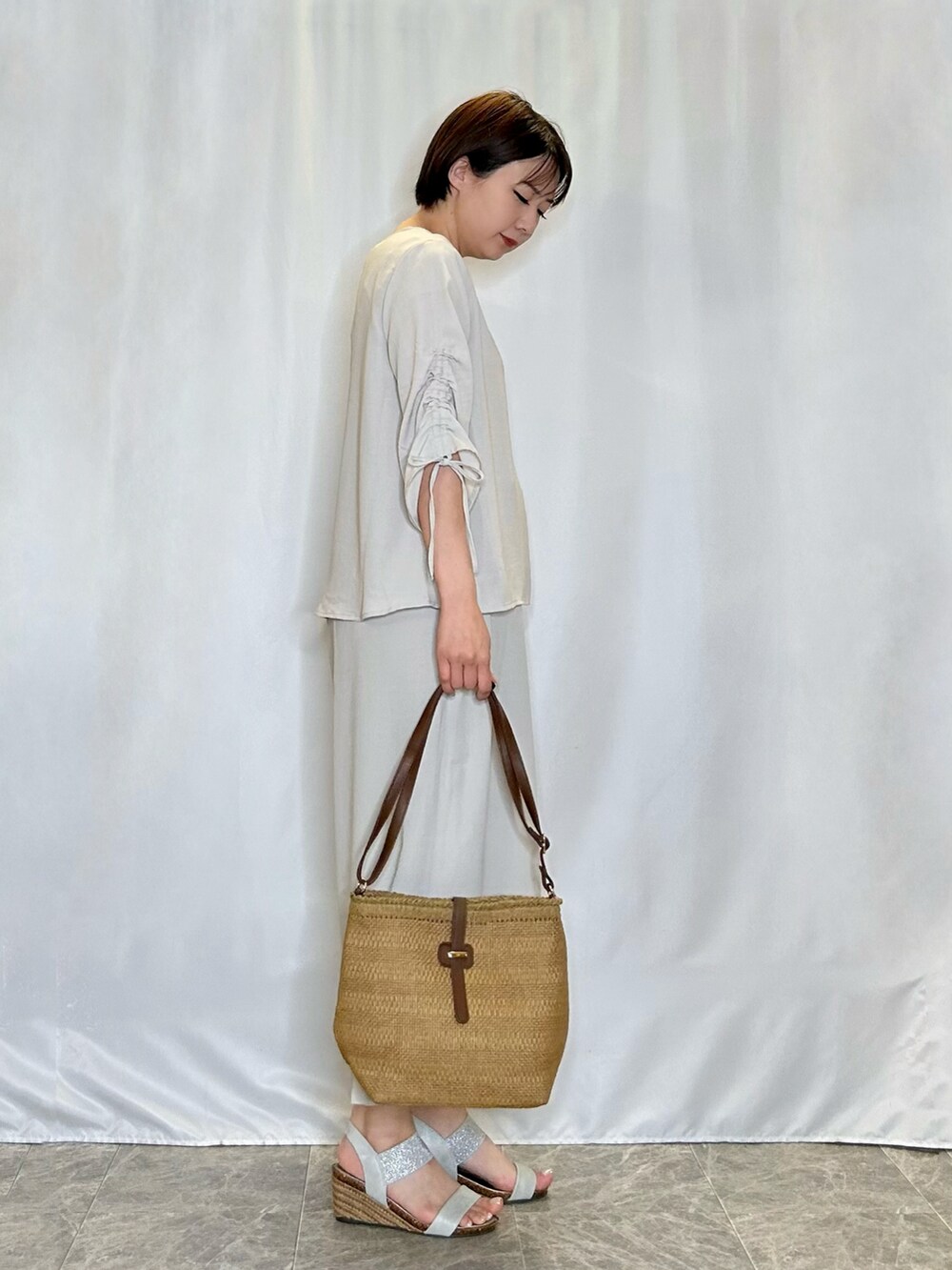 ベージュ系のシャツ/ブラウス、ベージュ系のその他パンツ、シルバー系のサンダルを着用したレディースの春コーディネートの2枚目の写真