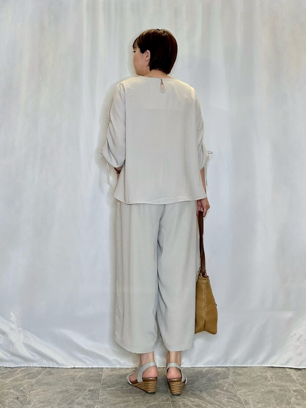 ベージュ系のシャツ/ブラウス、ベージュ系のその他パンツ、シルバー系のサンダルを着用したレディースの春コーディネートの3枚目の写真