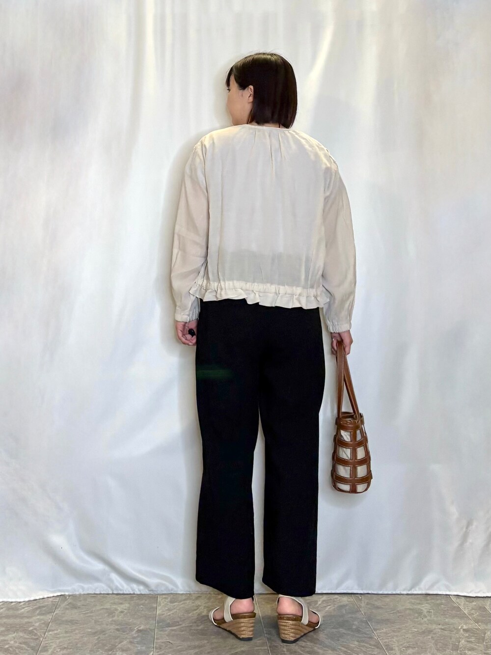 ベージュ系のブルゾン、ブルー系のTシャツ/カットソー、ブラック系のその他パンツを着用したレディースの夏コーディネートの3枚目の写真