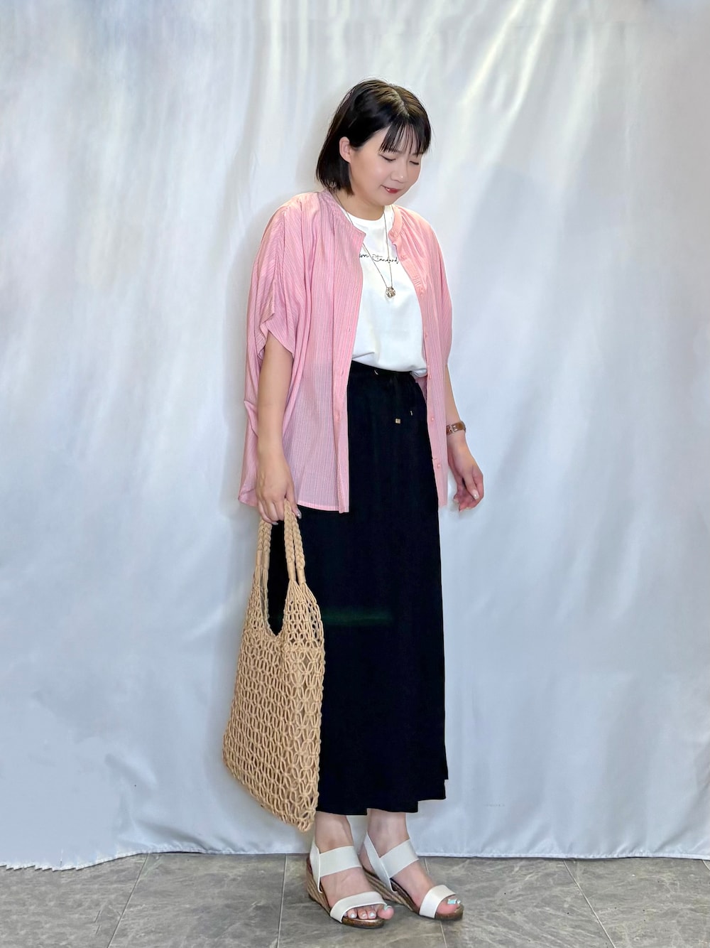 ピンク系のシャツ/ブラウス、ホワイト系のTシャツ/カットソー、ブラック系のスカートを着用したレディースの夏コーディネートの3枚目の写真