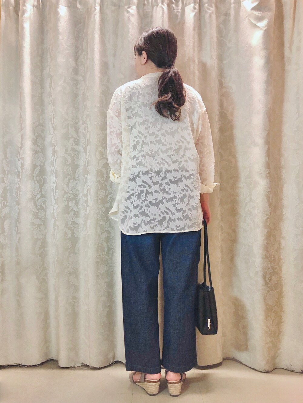 ホワイト系のシャツ/ブラウス、ベージュ系のタンクトップ、ブラウン系のサンダルを着用したレディースの春コーディネートの3枚目の写真