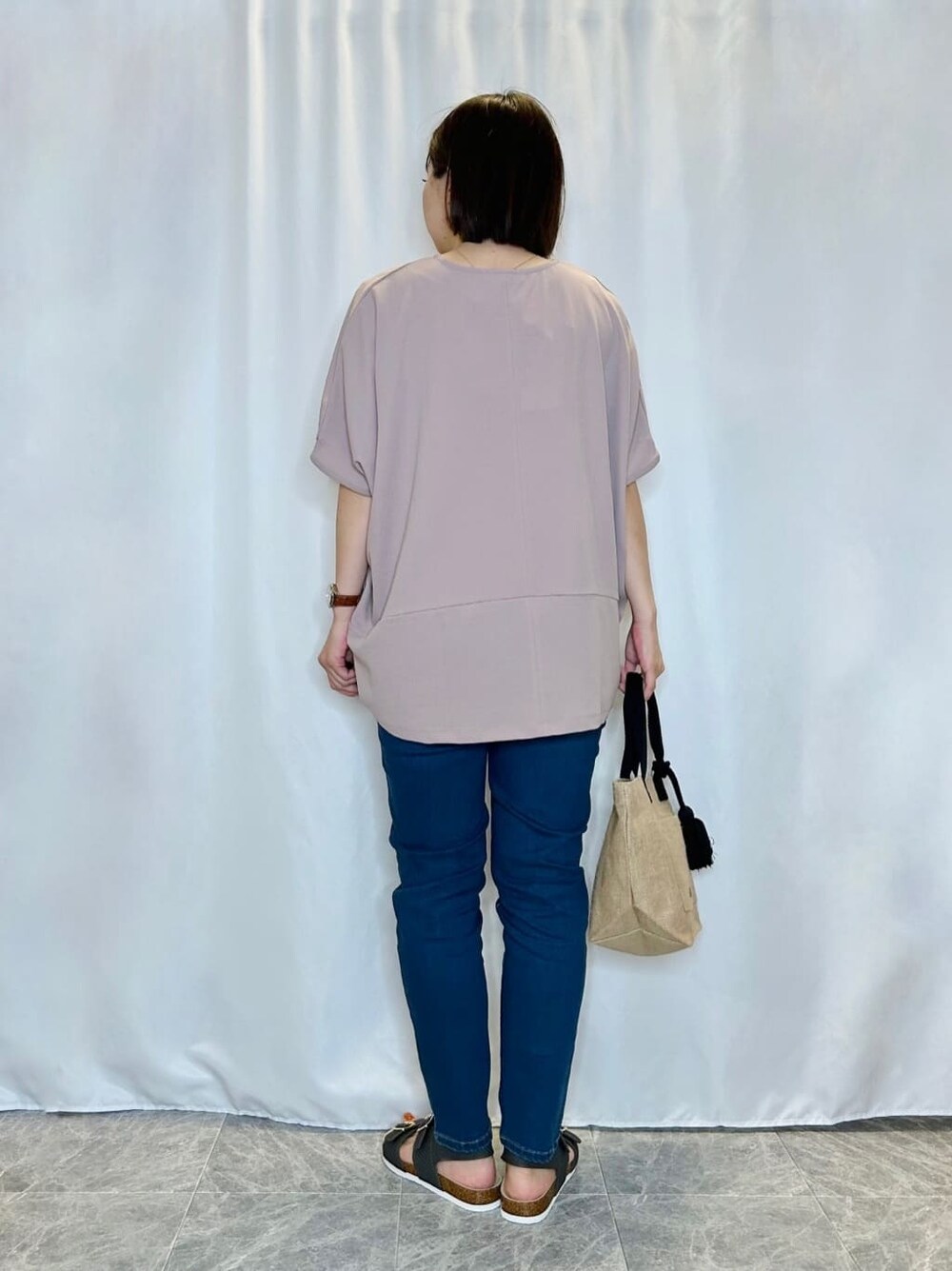 ブルー系のデニムパンツを着用したレディースの春コーディネートの3枚目の写真