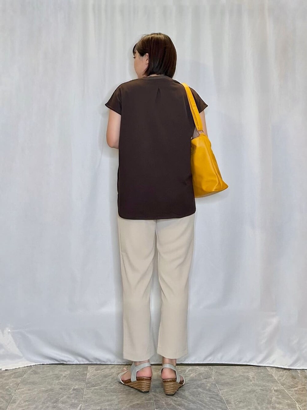 ブラウン系のTシャツ/カットソー、ベージュ系のその他パンツ、シルバー系のサンダルを着用したレディースの夏コーディネートの3枚目の写真