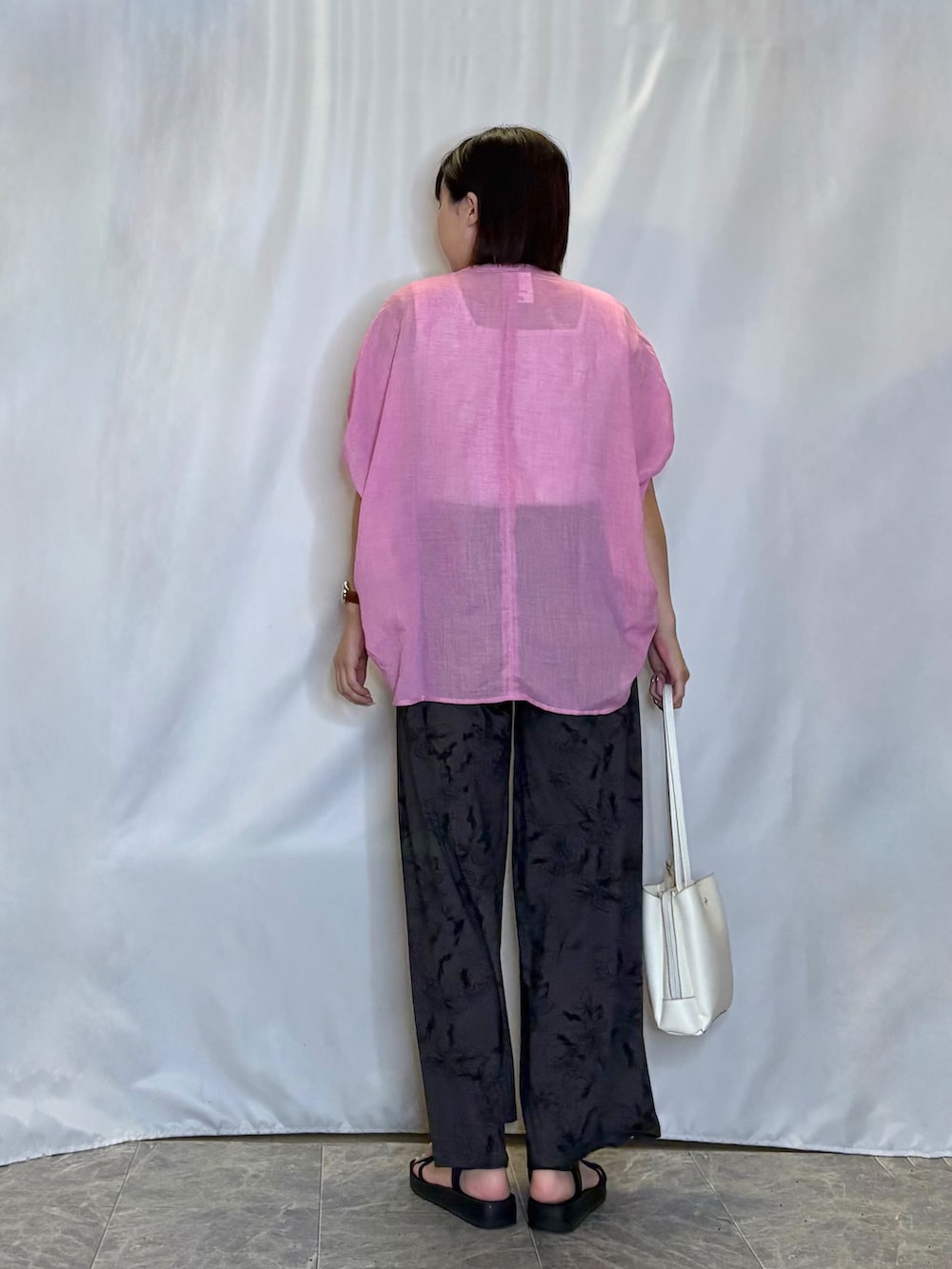 ピンク系のシャツ/ブラウス、ホワイト系のタンクトップ、グレー系のその他パンツを着用したレディースの夏コーディネートの4枚目の写真