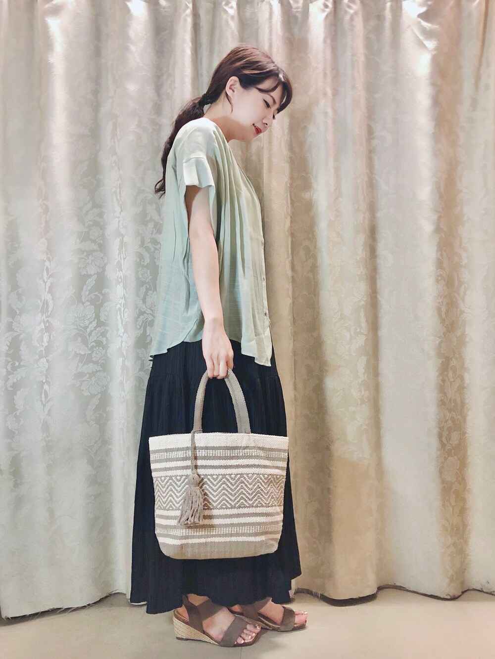 グリーン系のシャツ/ブラウス、ホワイト系のタンクトップ、ブラウン系のサンダルを着用したレディースの春コーディネートの2枚目の写真