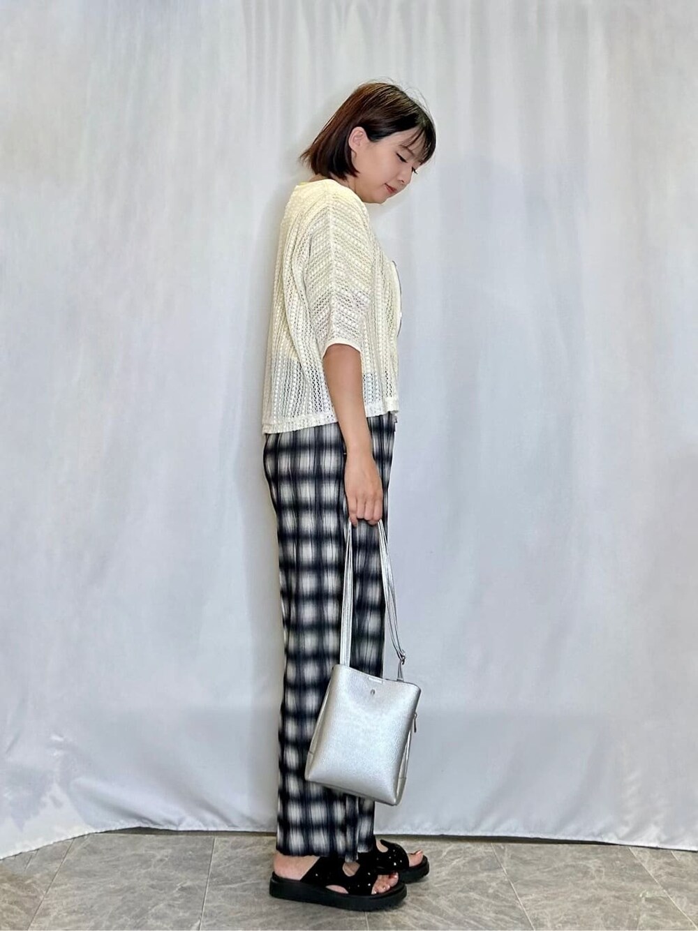 ホワイト系のブルゾン、イエロー系のTシャツ/カットソー、ブラック系のその他パンツを着用したレディースの夏コーディネートの2枚目の写真